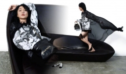 Châu Tấn khoe chân thon và nụ cười lan tỏa, nhan sắc U50 được fan khen nức nở