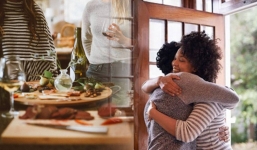 Đến nhà người khác chơi, thân thiết đến đâu cũng đừng làm 3 điều này kẻo tổn thương tình cảm