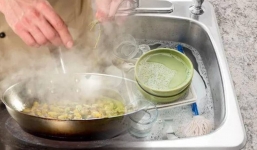 5 thói quen xấu khi nấu ăn và rửa bát, trong đó có 2 điều gây bệnh nguy hiểm