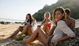 Phụ nữ thân nhau đến mấy đi biển cũng bỏ ngay thói quen này kẻo hối không kịp