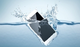 Làm ngay bước này để 'cứu' loa iPhone nếu chẳng may điện thoại rơi xuống nước