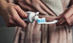 Phát hiện tác hại khôn lường khi không đánh răng buổi tối