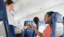 Chuyên gia cảnh báo lý do không uống rượu trên máy bay dù thèm đến mấy