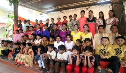 Độc lạ: Ngôi trường có 28 cặp song sinh khiến thầy cô rối não mỗi khi đi dạy