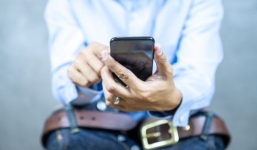 Lý do thuyết phục để bạn không dùng điện thoại khi đi vệ sinh, nghe xong nhiều người nhột