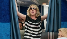 Tại sao tiếp viên hàng không kéo rèm che ngay sau khi máy bay vừa cất cánh?