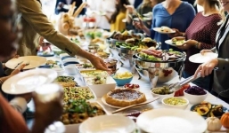 Ăn cơm cùng người khác đừng làm 4 điều 'ngớ ngẩn' này để thêm bạn, bớt thù