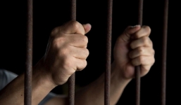 Đang ngồi tù có được hưởng lương hưu?