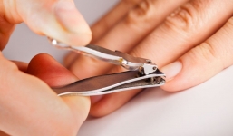 Trước khi phát minh ra bấm móng tay, người xưa cắt móng tay như thế nào?