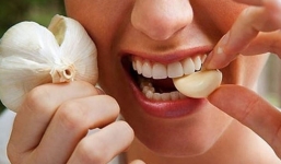 Tỏi được mệnh danh là 'kháng sinh tự nhiên' nhưng có 5 nhóm người không nên ăn