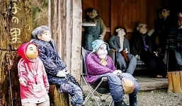 Ngôi làng kinh dị với 350 con búp bê nhìn chòng chọc khiến du khách dựng tóc gáy