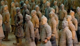 Tại sao binh mã đất nung trong lăng Tần Thủy Hoàng không một ai đội mũ giáp sắt?