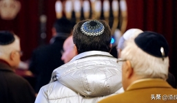 Tại sao đàn ông Do Thái đội một chiếc mũ nhỏ xíu trên đầu mà không bị rơi?