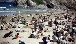 Thực hư cảnh người đàn ông 'xuyên không' về thời Thế chiến, sử dụng điện thoại trên bãi biển