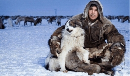 Đứng hình trước tộc người độc lạ, cởi đồ ngủ trong lều tuyết ở Bắc Cực bất chấp nhiệt độ -40°C