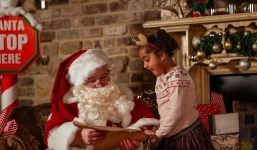 Tại sao ông già Noel sống ở Bắc Cực xa xôi mà không phải nơi nào khác gần gũi, ấp áp hơn?