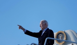 Phát hiện UFO lơ lửng quanh Air Force One: Người ngoài hành tinh đang theo đuôi Biden?