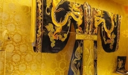 Không được giặt bằng nước, long bào của hoàng đế xưa nếu bẩn và hôi quá mức thì phải làm sao?