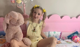 YouTuber sống như em bé: Ngủ cũi, đóng bỉm, chơi búp bê cả ngày và được bạn trai ủng hộ