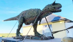 Chiều con hết nấc, bố mua hẳn siêu khủng long làm quà, đơn vị vận chuyển phải mang cần cẩu đi giao hàng