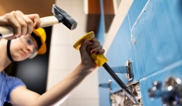 Đi sửa nhà thuê, người đàn ông hú vía lao ra ngoài khi phát hiện vật thể lạ giấu sau bức tường nhà tắm