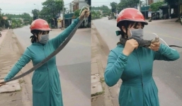 'Nữ ninja' bắt rắn bằng tay không khiến cộng đồng mạng nể phục