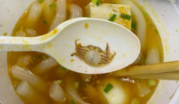 Order bánh canh cua về ăn, cô gái 'cân nín' khi nhìn thấy điều kỳ lạ này