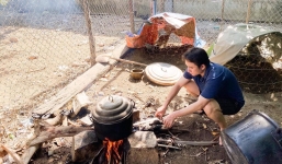 Rộ ảnh Phan Mạnh Quỳnh vừa cưới đã phải đun nước, làm gà cho vợ khiến dân mạng cười xỉu