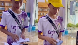Mang xấp tiền tiết kiệm đi mua điện thoại, cậu bé được chủ cửa hàng ủng hộ thêm khiến dân tình ngưỡng mộ