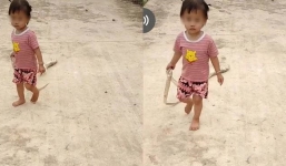 Ung dung kéo xác rắn về nhà, bé gái khiến người mẹ 'xỉu lên xỉu xuống'