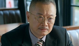 Hình ảnh khác một trời một vực của 'ông trùm phản diện' NSƯT Trần Đức trên phim và đời thực