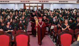 Vụ hiệu trưởng cầm quyền trượng trong lễ trao bằng tốt nghiệp dưới góc nhìn luật sư