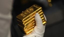 Giá vàng trưa ngày 23/8: Tiếp tục lao dốc mạnh 