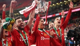 CHÙM ẢNH: Hé lộ màn ăn mừng cực chất trong phòng thay đồ của các cầu thủ Man United sau chức vô địch Carabao Cup 2022/23