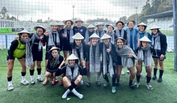 Huỳnh Như mang nét đặc trưng của Việt Nam tặng đồng đội ở Lank FC nhân dịp 8/3