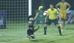 Ở tuổi 28, thủ môn Phí Minh Long ao ước trở lại V.League