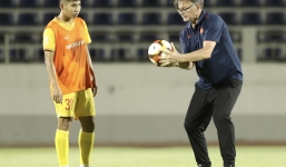 HLV Troussier liên tục 'quát mắng' cầu thủ U22 Việt Nam, điều này có đáng lo ngại?