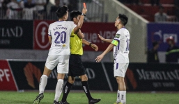 Văn Quyết nhận án phạt kịch khung từ Ban kỷ luật VFF vì thúc chỏ vào trọng tài