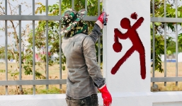 Công nhân Campuchia truyền nước, cắm trại xuyên đêm gấp rút chuẩn bị cho SEA Games 32