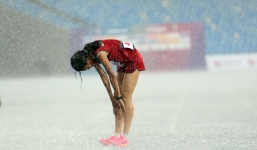 Xúc động trước hình ảnh nỗ lực đến tận cùng của VĐV điền kinh Campuchia giữa cơn mưa băng giá