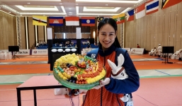 Mỹ nhân đấu kiếm 'vạn người mê' Lê Minh Hằng bất ngờ được chủ nhà Campuchia dành tặng món quà ý nghĩa