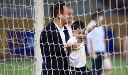 Loạt khoảnh khắc cực đáng yêu của Bầu Hiển khi đá bóng cùng cháu nội trên sân Hàng Đẫy