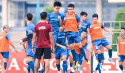 CĐV Nam Định gọi tên Quang Hải, tuyển Việt Nam tươi cười rạng rỡ trên sân Thiên Trường