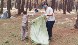 Sau Quang Hải - Phan Văn Đức, Tuấn Anh cùng đồng đội tham gia dọn rác bảo vệ môi trường