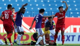 Va chạm kinh hoàng, cầu thủ V.League suýt nuốt lưỡi trên sân