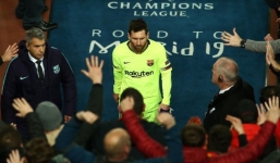 Bị CĐV Barca chửi rủa tại sân bay, Messi ngơ ngác: 'Tôi đã làm gì sai'?