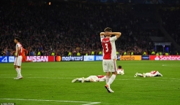 Dẫn trước 3 bàn rồi lại bị lật ngược, dàn sao Ajax đổ gục xuống sân khóc nức nở