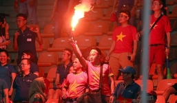 Để CĐV đốt pháo sáng tại vòng loại U23 châu Á, VFF nhận án phạt quá nặng 