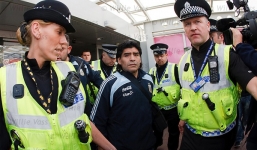 Maradona bị bắt tại sân bay vì bùng tiền của bồ cũ