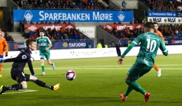 Alexander Đặng lập cú đúp, ghi dấu ấn mạnh mẽ với HLV Park Hang Seo 